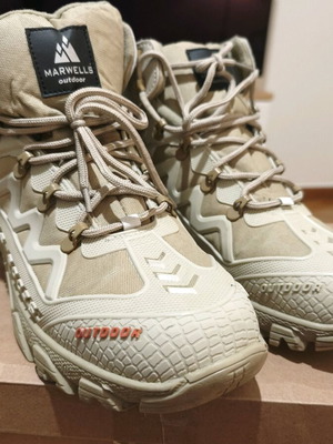 Hiking boots size 45 like new, beige