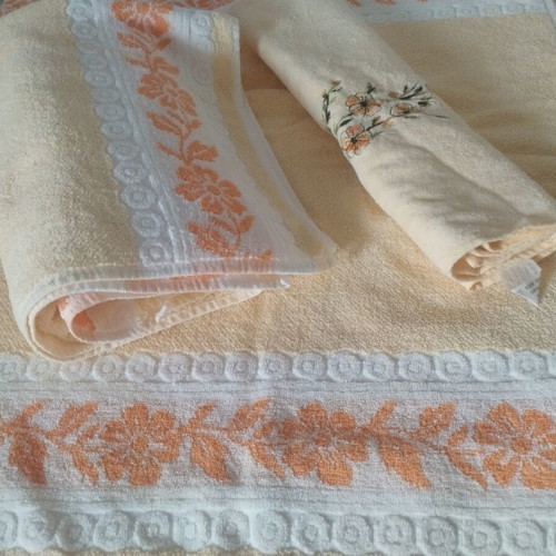 Towel set 3 pieces, like new, cream with floral embroidery