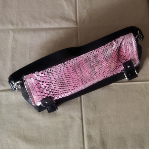 Women's baguette shoulder bag with pink snake skin effect