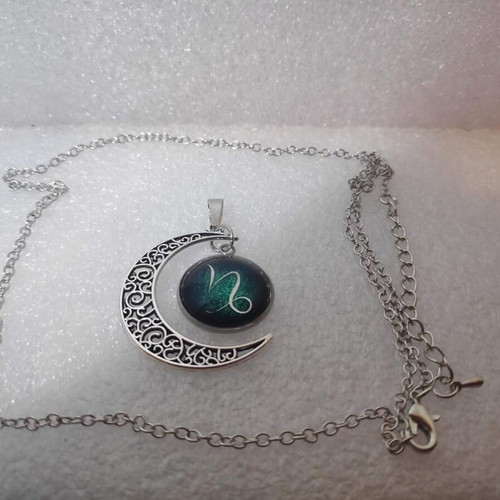 Capricorn Zodiac Crescent Moon Pendant Necklace like new