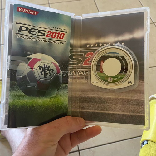 PES 2010 for PSP used with case and manual