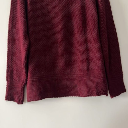 No M blouse like new, very soft, burgundy