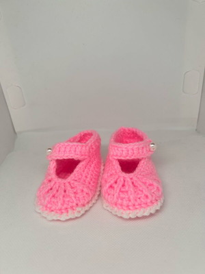 Knitted baby shoes new for newborn