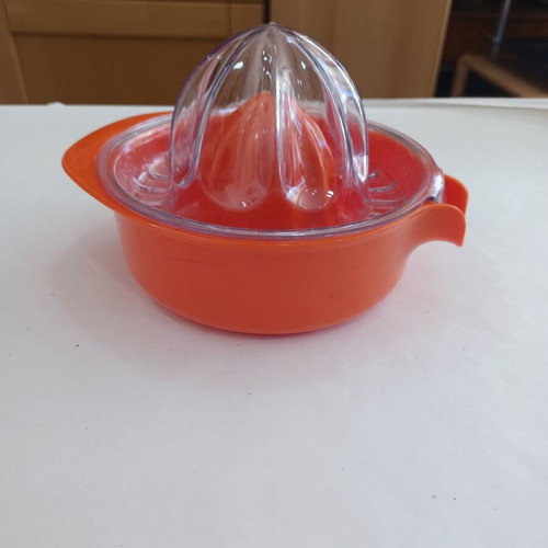 Manual plastic citrus juicer like new