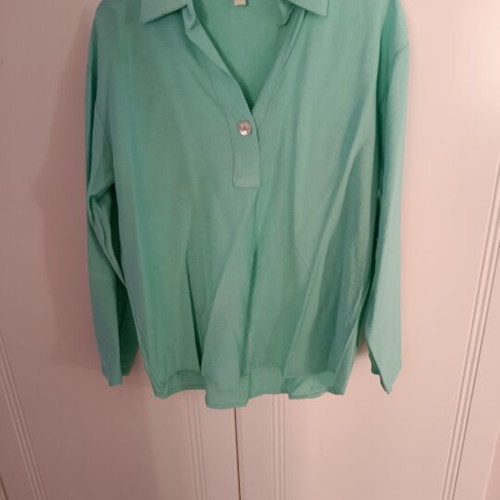 Shirt green like new, one size, with buttons on sleeves