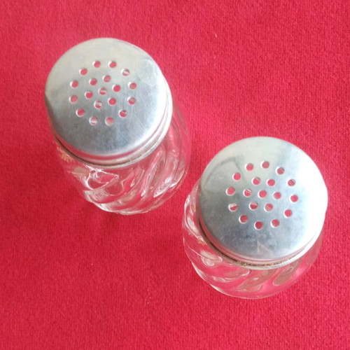 Vintage salt and pepper shakers set like new, glass with metal lid
