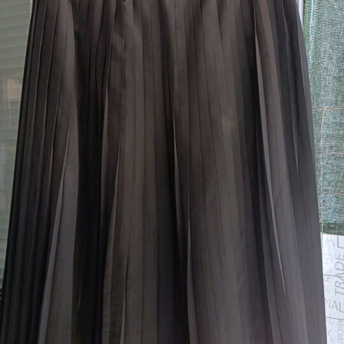 Black pleated skirt like new, sizes XL - XXL