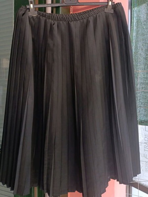 Black pleated skirt like new, sizes XL - XXL