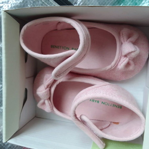 Benneton baby girl hug shoes size 19 like new