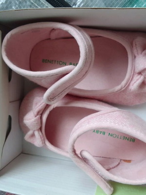 Benneton baby girl hug shoes size 19 like new