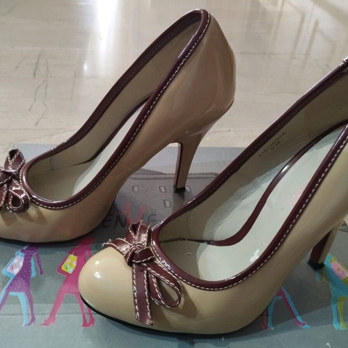 Beige patent leather pumps with burgundy bow like new