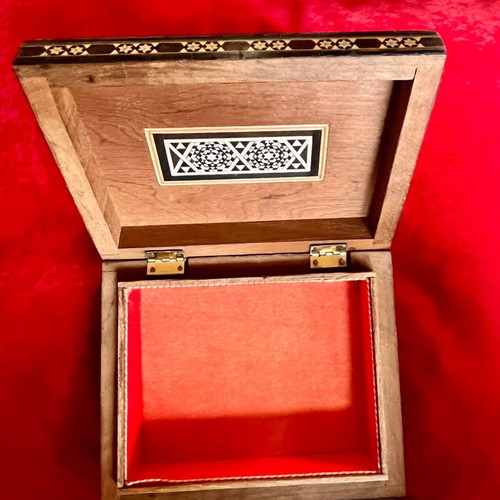 Ξύλινο κουτί vintage 1960s με mother of pearl marquetry από τη Μέση Ανατολή μεταχειρισμένο