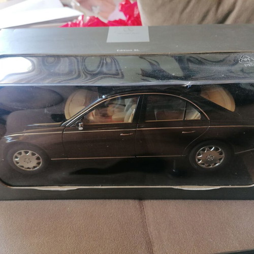 Maybach 57 1/18 scale model by Autoart like new