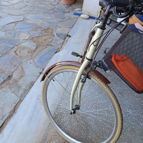 Clermont vintage city bike with Shimano 6-speed, basket, lights, bell, rack, and stand, like new