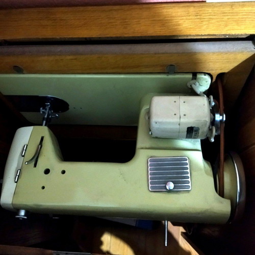Mercedes sewing machine used with wooden case