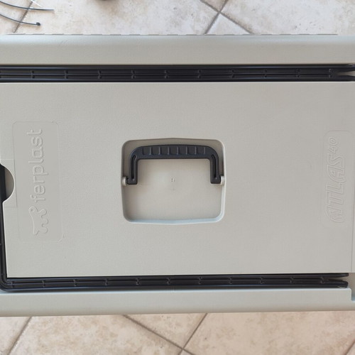 Atlas 40 Ferplast Pet Carrier new with safety lock and water bowl