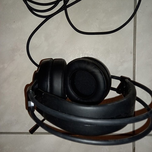 Sharkoon Skiller over ear gaming headphones used with USB