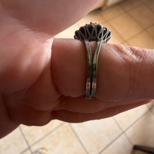 Faux Bijoux ornate ring with green impressive stone like new