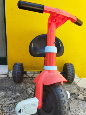 Παιδικό ποδήλατο Smoby, κόκκινο σκελετό, μαύρο κάθισμα, γαλάζια πεντάλ