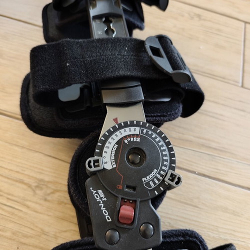 DonJoy X-ROM Knee Orthopedic Brace like new with goniometer