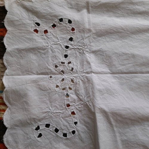 Embroidered cutwork napkin set with 2 squares and 2 napkins like new