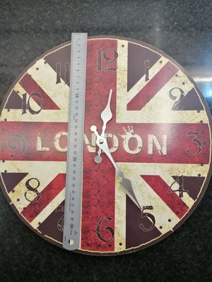 Wall clock like new, round 34cm