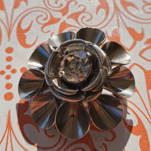 Vintage flower brooch with silver metal and rhinestone