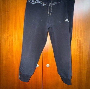 Τρεις βερμούδες μέχρι το γόνατο (μαύρη Adidas XL), (γκρι Μ) και (μαύρη Admiral L).