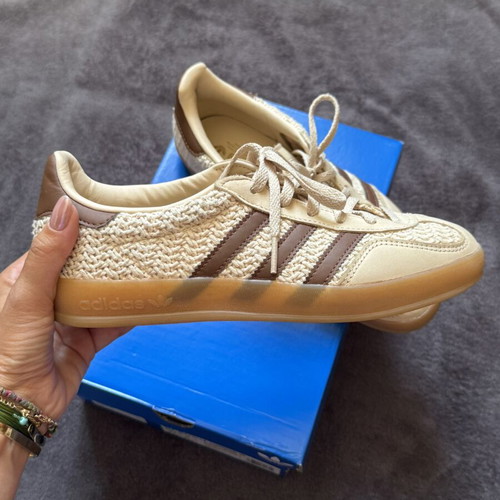 Adidas Gazelle sneakers like new with straw effect and brown stripes