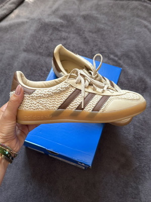 Adidas Gazelle sneakers like new with straw effect and brown stripes