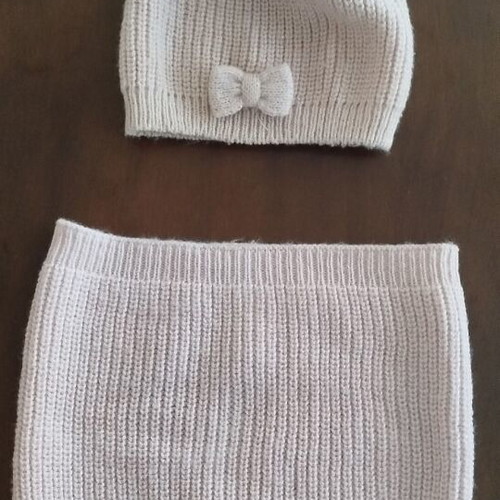 Children's girls set hat and neck warmer 4-8 years like new