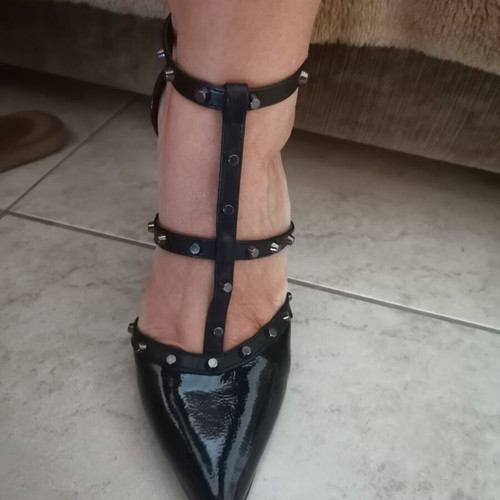 Tamaris black patent leather pumps with studs