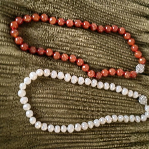 Necklace new with pearls and red agate tache