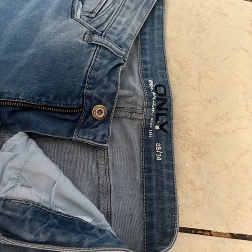 Only women's ripped blue jeans like new, size 28/30