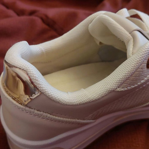Voi&noi beige athletic shoes like new with gold details