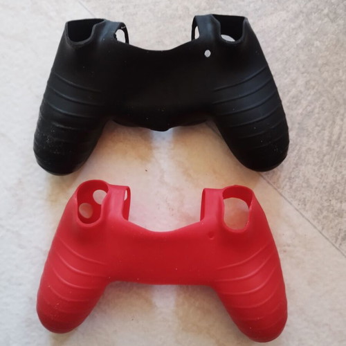 PS4 controller silicone covers like new, black and red, set of 2