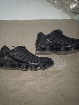 Athletic shoes size 45, like new