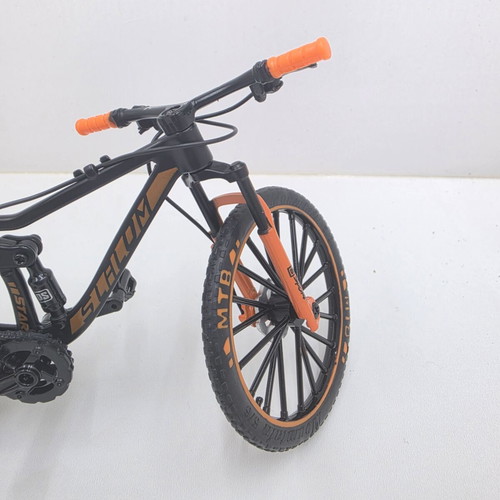 Metal Mountain Bike Model 1:8 scale like new with suspension