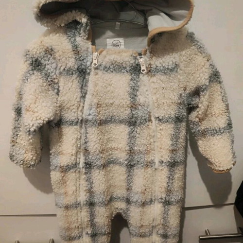 Baby romper like new, size 80 with comfortable fit