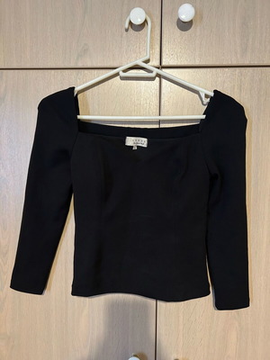 Lynne black long-sleeve top like new with neckline and shoulder pads