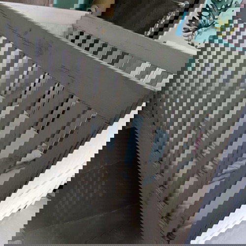 Κούνια κρεβάτι με συρταριέρα σαν καινούργιο, με στρώμα