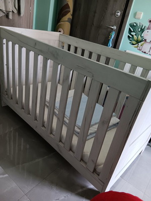 Κούνια κρεβάτι με συρταριέρα σαν καινούργιο, με στρώμα