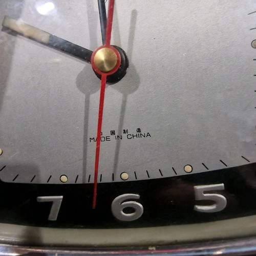 Table clock used for collection, analog, needs repair