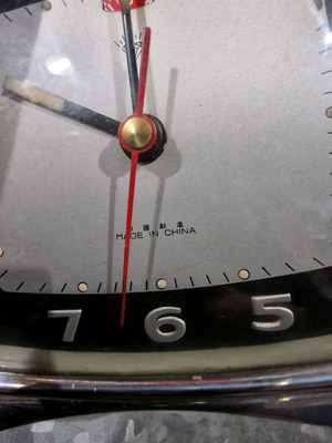 Table clock used for collection, analog, needs repair