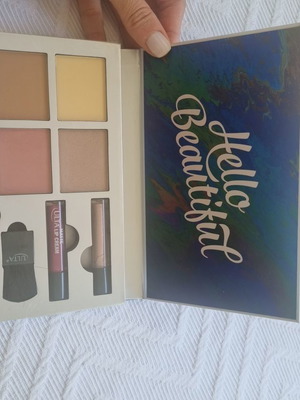 Makeup case new, practical and easy to use
