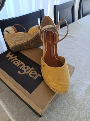 Wrangler espadrilles size 40 like new, yellow