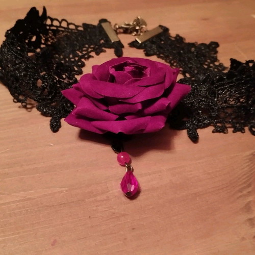 Choker with rose in like new condition