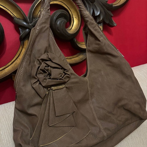 Shoulder bag used with large 3D flower decoration, slouchy style