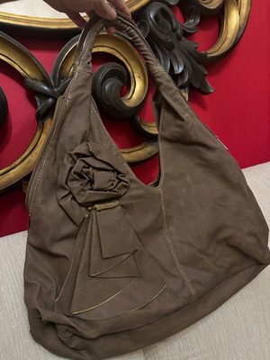 Shoulder bag used with large 3D flower decoration, slouchy style
