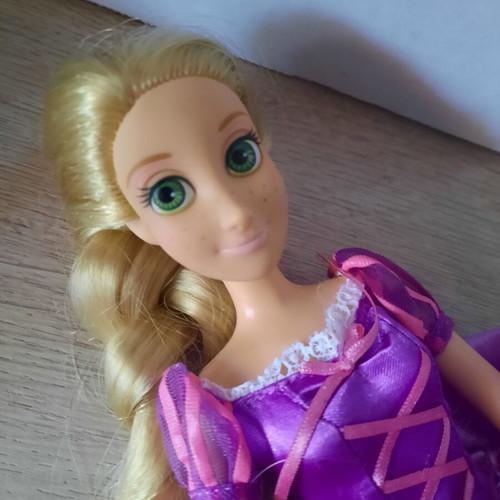 Rapunzel Disney Store doll used, classic old edition